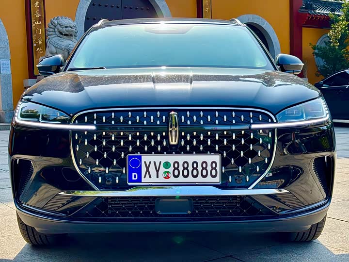 Фото 2 - Lincoln Corsair