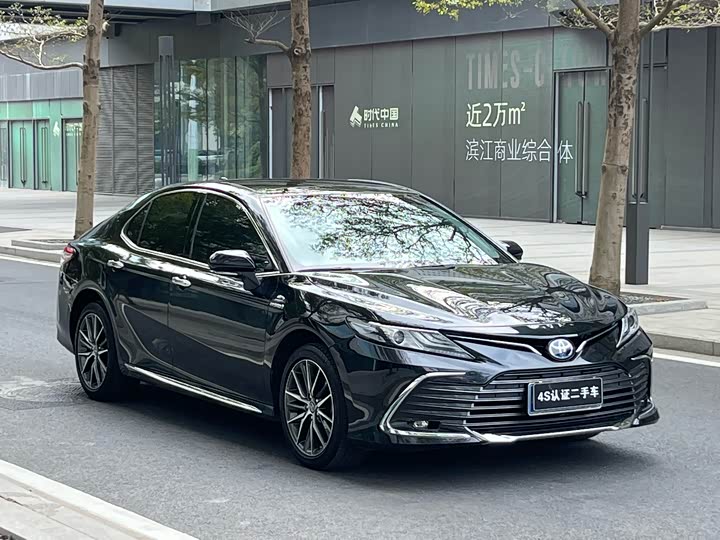 Фото 2 - Toyota Camry