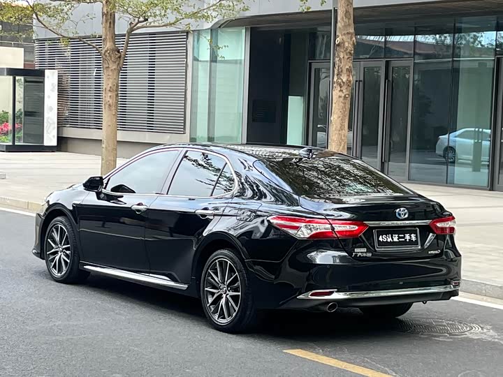 Фото 4 - Toyota Camry