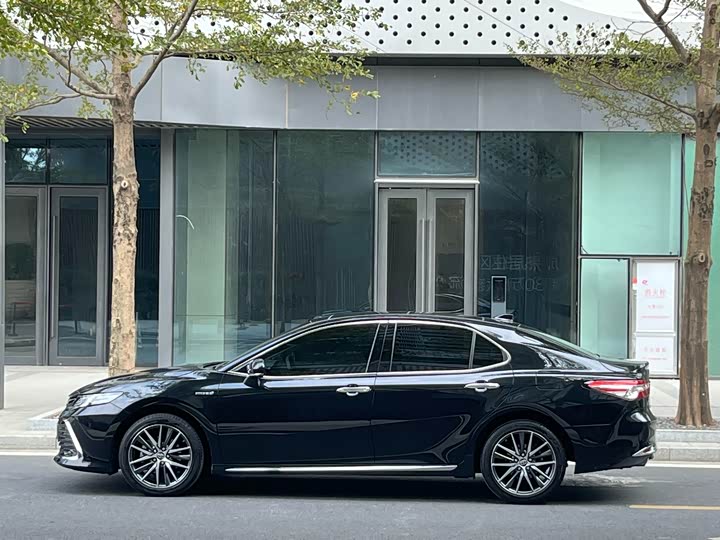 Фото 9 - Toyota Camry