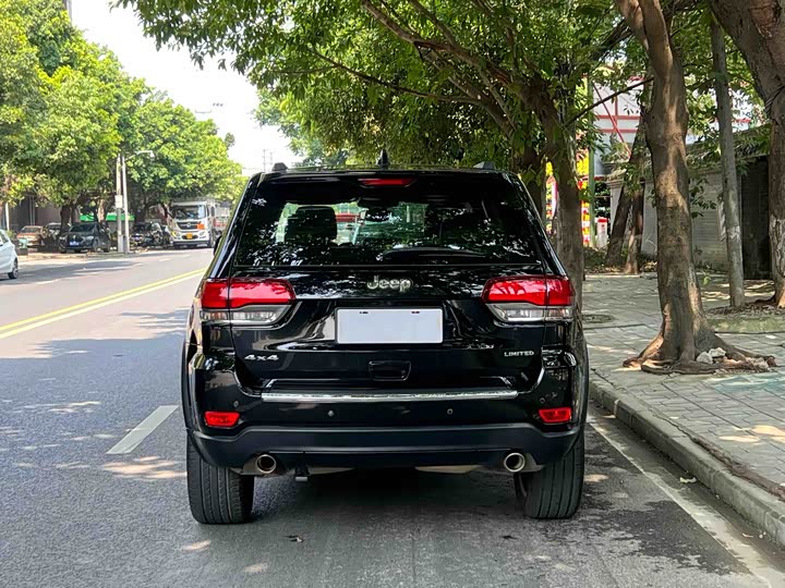 Фото 4 - Jeep Grand Cherokee