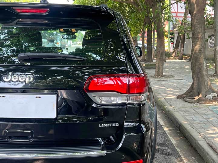 Фото 6 - Jeep Grand Cherokee