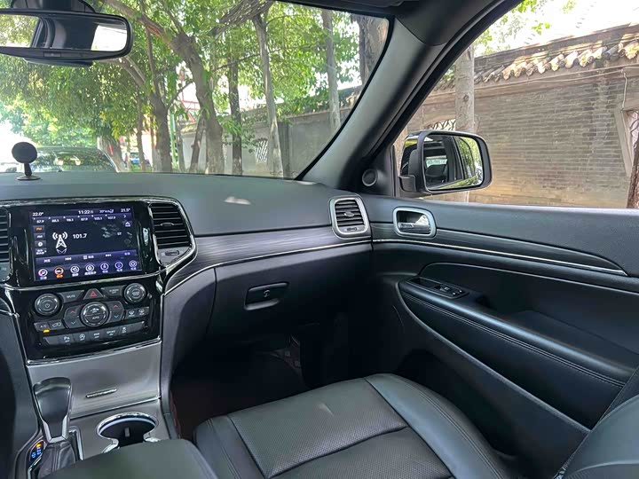 Фото 8 - Jeep Grand Cherokee