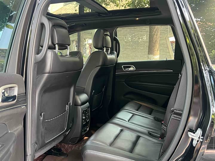 Фото 9 - Jeep Grand Cherokee