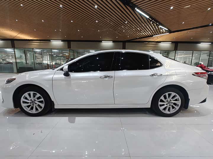 Фото 5 - Toyota Camry