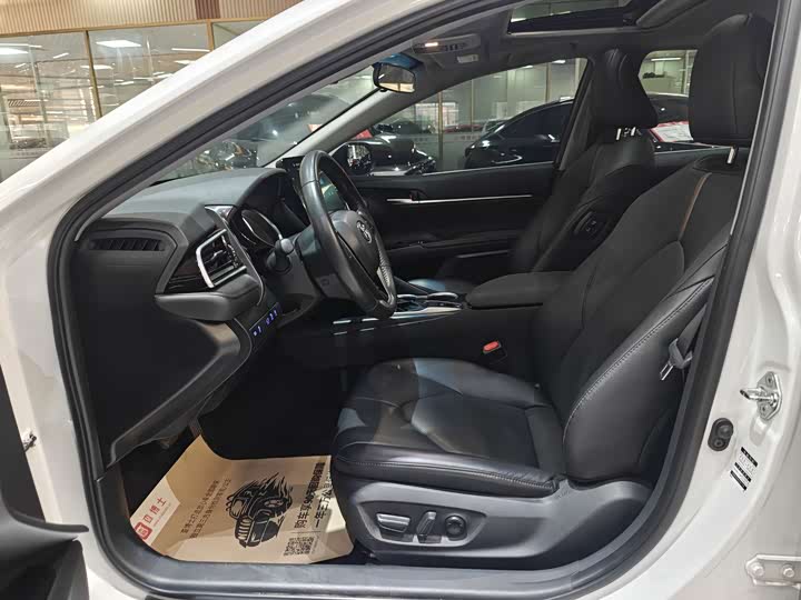 Фото 6 - Toyota Camry