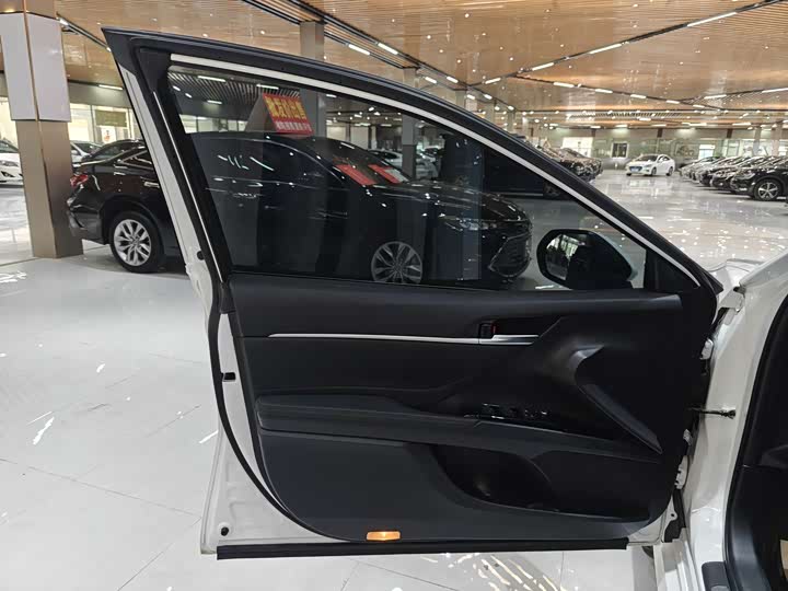 Фото 7 - Toyota Camry