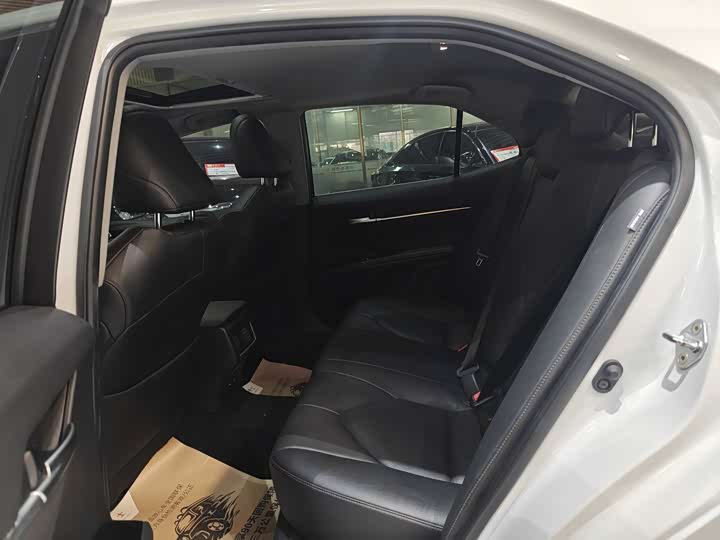 Фото 8 - Toyota Camry