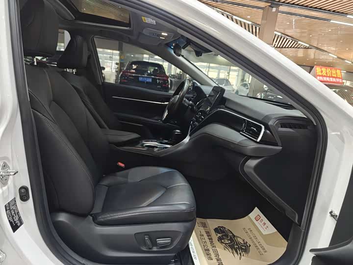 Фото 9 - Toyota Camry