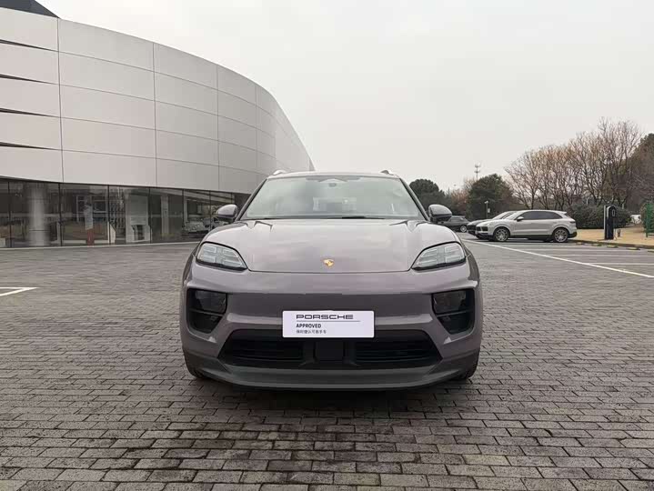 Фото 2 - Porsche Macan EV