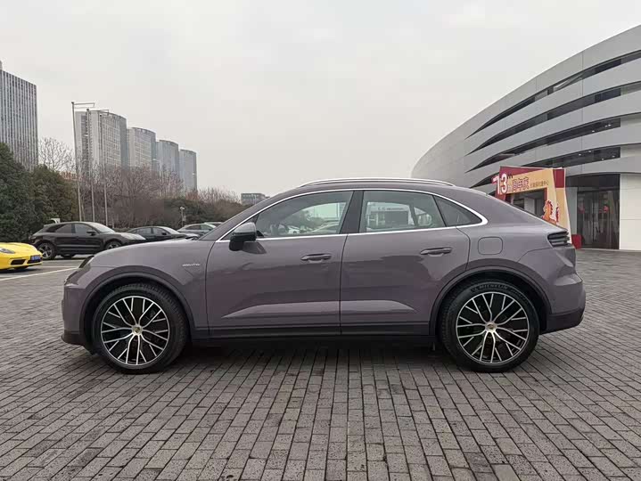 Фото 6 - Porsche Macan EV