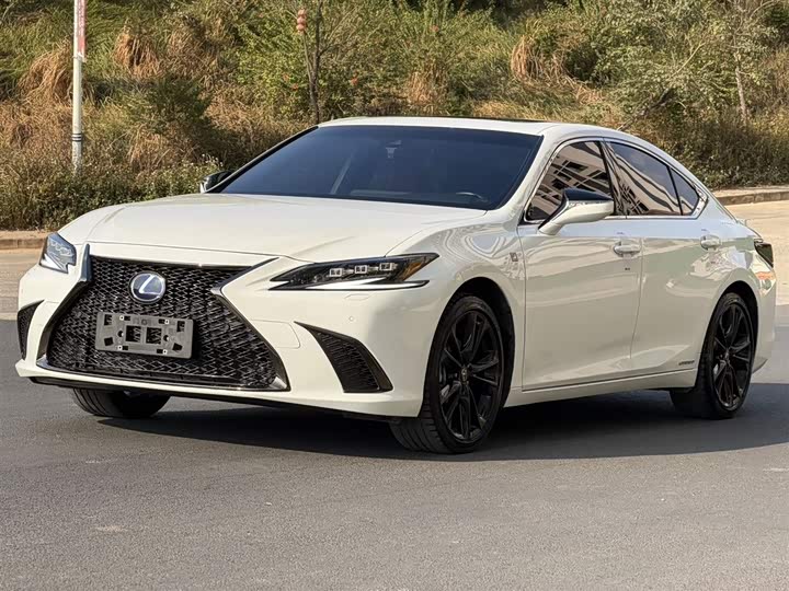 Фото 1 - Lexus ES