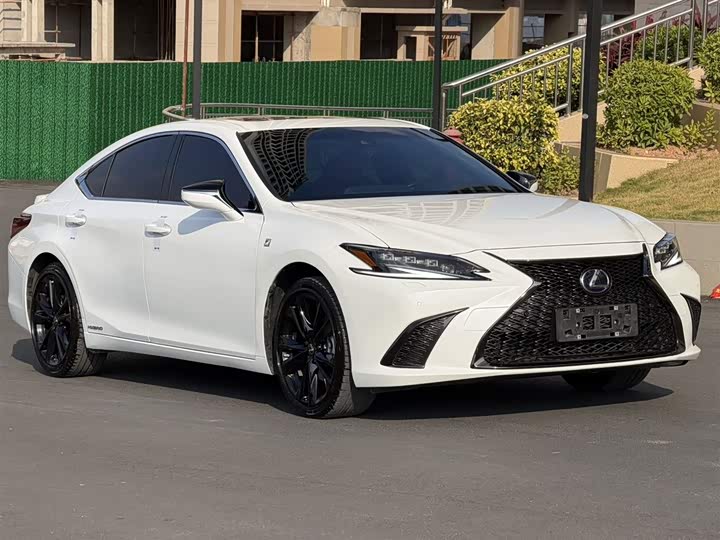 Фото 3 - Lexus ES