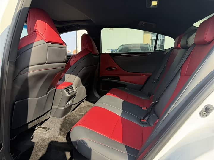 Фото 6 - Lexus ES