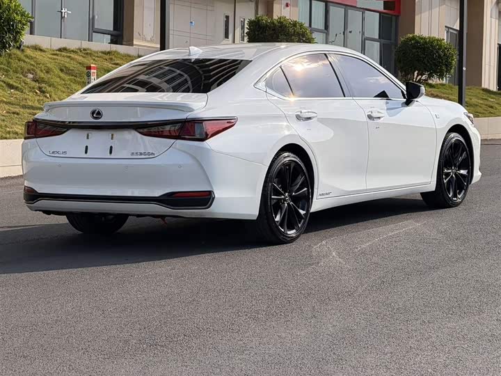 Фото 9 - Lexus ES