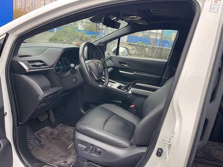 Фото 7 - Toyota Sienna