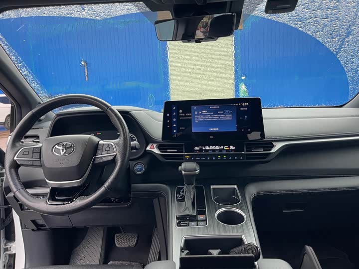 Фото 9 - Toyota Sienna