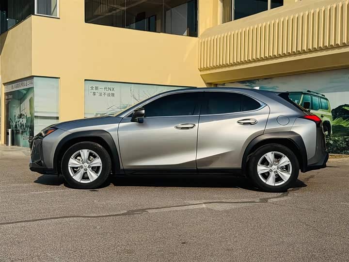 Фото 2 - Lexus UX