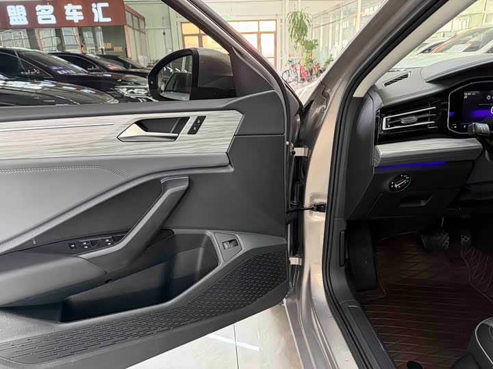 Фото 9 - Volkswagen Sagitar L