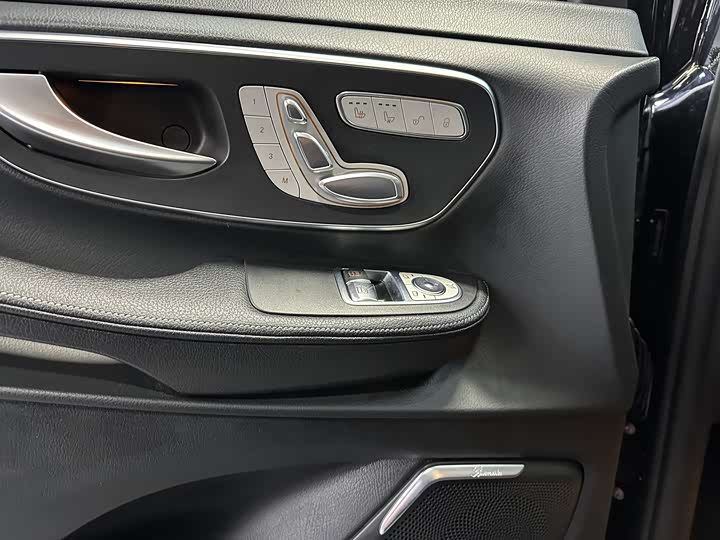 Фото 7 - Mercedes-Benz V-Class