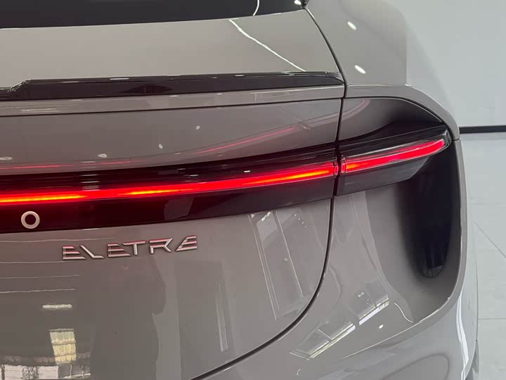 Фото 7 - Lotus Eletre