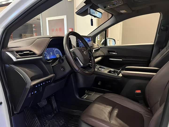 Фото 4 - Toyota Sienna