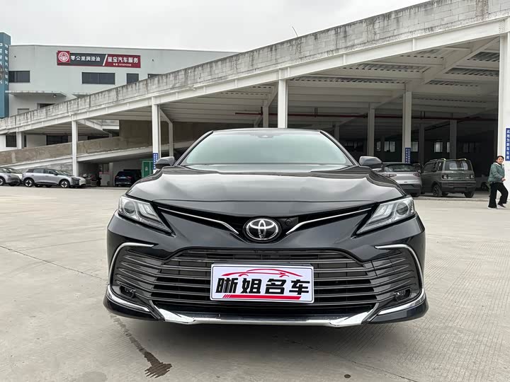 Фото 2 - Toyota Camry