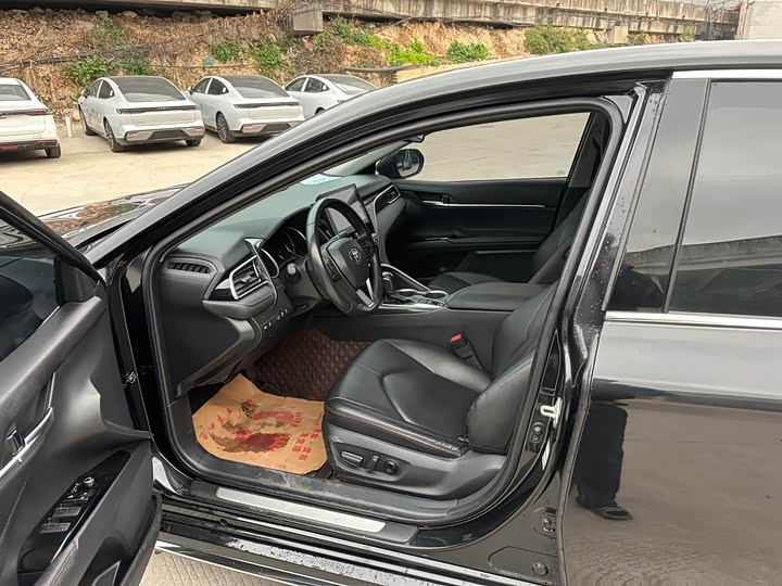 Фото 4 - Toyota Camry