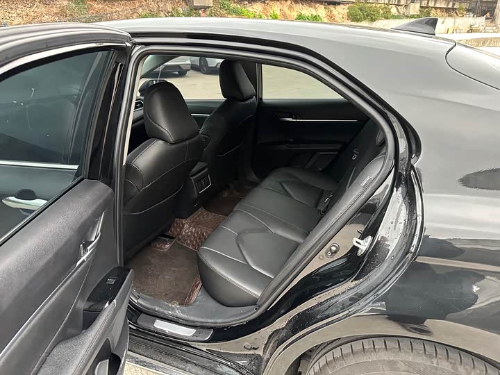 Фото 5 - Toyota Camry