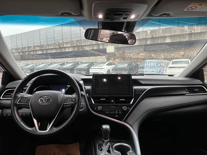 Фото 6 - Toyota Camry