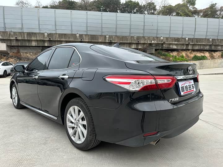 Фото 7 - Toyota Camry