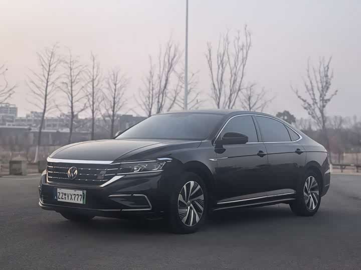 Фото 1 - Volkswagen Passat Hybrid