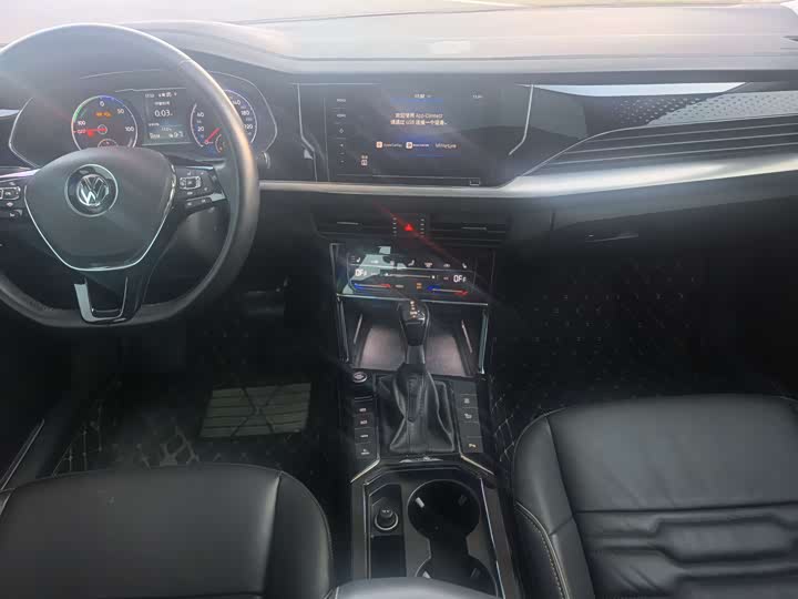 Фото 9 - Volkswagen Passat Hybrid