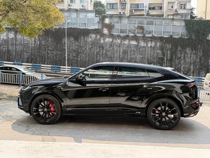 Фото 5 - Lamborghini Urus