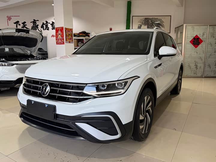 Фото 1 - Volkswagen Tiguan L Pro