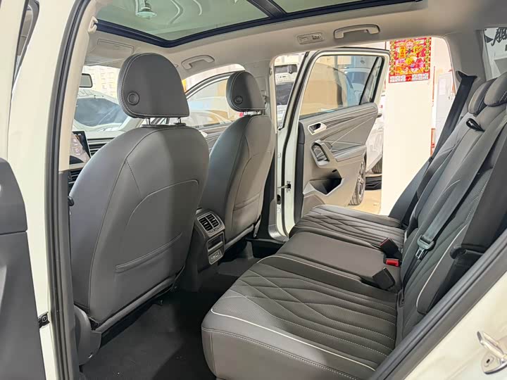 Фото 9 - Volkswagen Tiguan L Pro