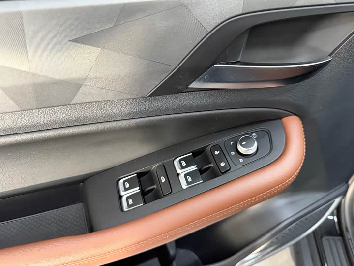 Фото 7 - Geely Vision X6