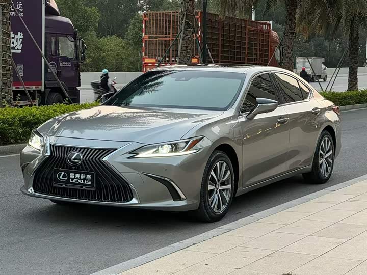 Фото 1 - Lexus ES