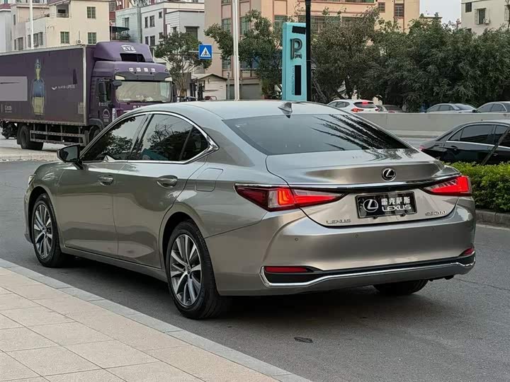Фото 4 - Lexus ES