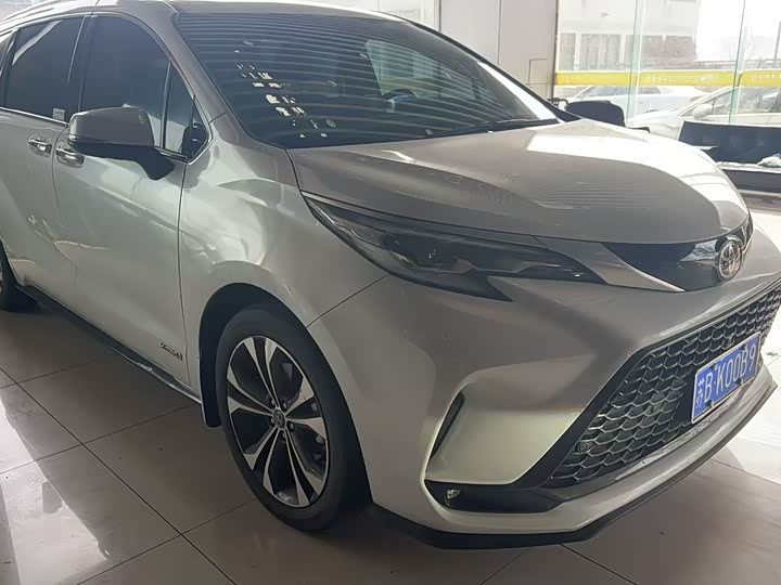 Фото 1 - Toyota Granvia