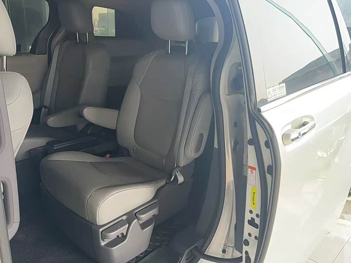 Фото 3 - Toyota Granvia