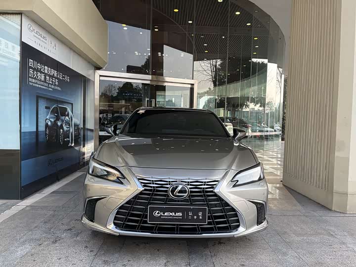 Фото 1 - Lexus ES