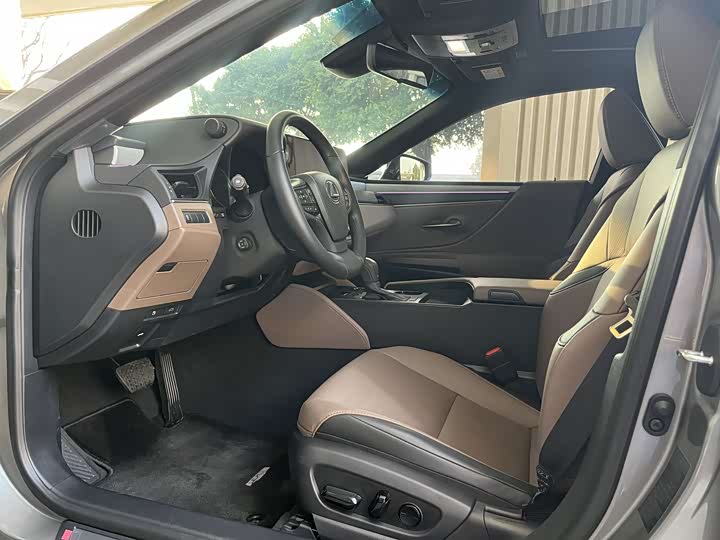 Фото 4 - Lexus ES