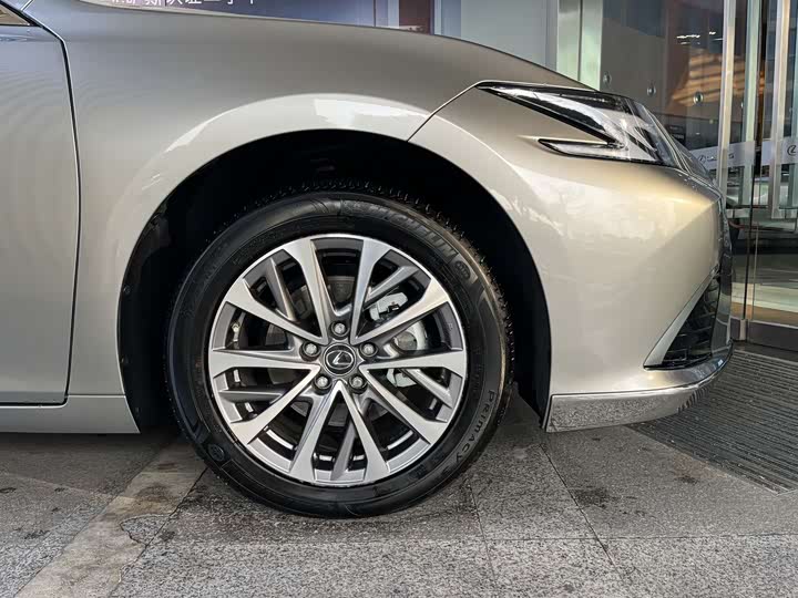 Фото 7 - Lexus ES