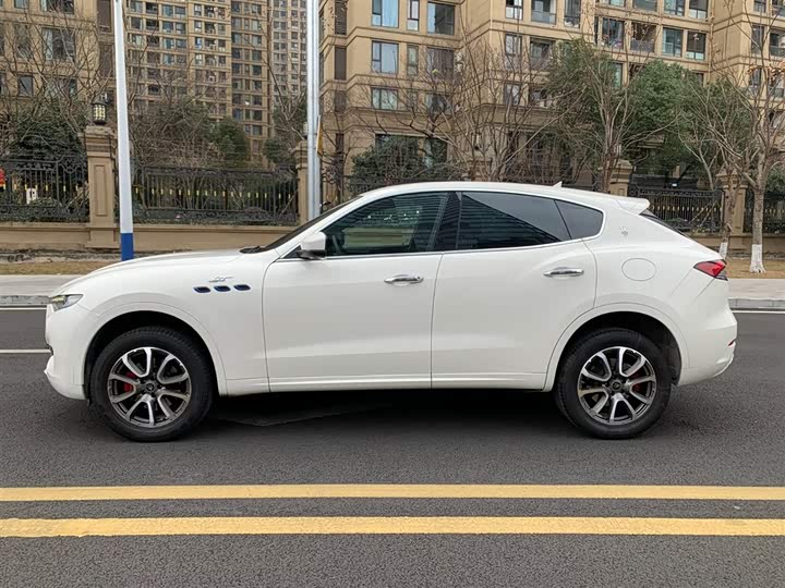 Фото 7 - Maserati Levante