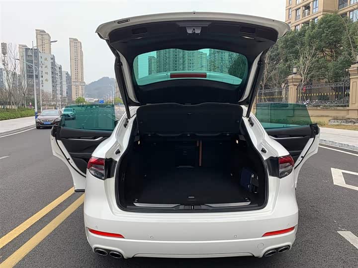 Фото 8 - Maserati Levante