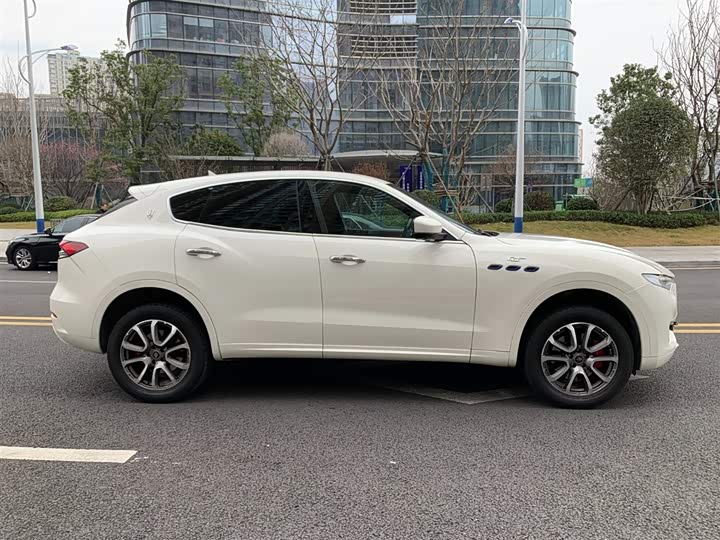 Фото 9 - Maserati Levante