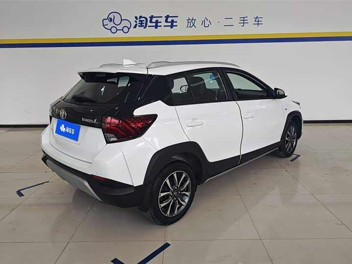 Фото 3 - Toyota Yaris L Hatchback