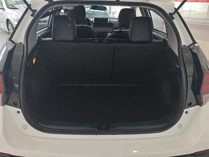 Фото 4 - Toyota Yaris L Hatchback