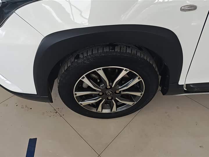 Фото 6 - Toyota Yaris L Hatchback